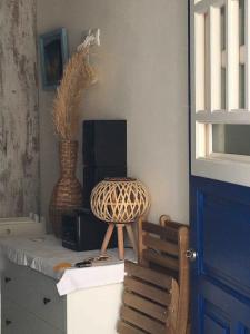 um quarto com uma mesa com uma cadeira e um altifalante em Cozy Studio in Beautiful Apollonas Beach Naxos em Apollon