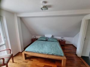 una camera con letto e piumone verde di Ferienhaus Rosengarten a Selb