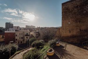 - Vistas a una ciudad con un edificio antiguo en Casa Vacanze - Il Balconcino sul Castello, en Iglesias