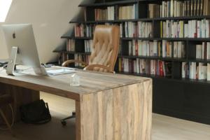 an office with a desk with a laptop and a chair at Maison d'architecte pour les JO in Saint-Hilarion