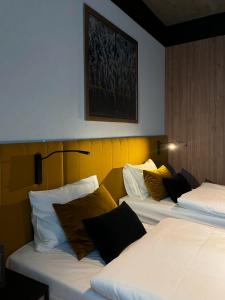 Postel nebo postele na pokoji v ubytování Fabryka Wełny Hotel & Spa
