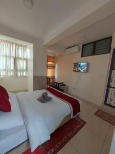 - une chambre avec un lit doté d'un chapeau dans l'établissement Om Bramha Hotel, à Katmandou