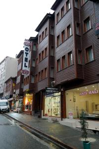 un bâtiment situé sur le côté d'une rue de la ville dans l'établissement La Boutique Atlantik Hotel, à Tekirdağ