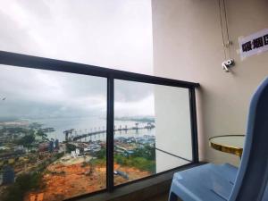 Habitación con ventana y vistas a un puente. en Sofia Superior Suite 2R2B-61258 at R&F Princess Cove en Johor Bahru