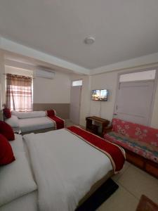 מיטה או מיטות בחדר ב-Om Bramha Hotel