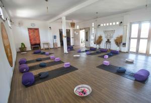una habitación con sillas moradas y una clase de yoga en Risna Homestay en Lembongan