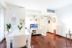 een witte eetkamer met een witte tafel en stoelen bij Bicocca Terrace Two Bedroom Apartment -Top Collection in Milaan