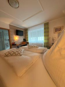 Llit o llits en una habitació de Hotel Harbauer