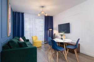 Oleskelutila majoituspaikassa Blue and Green Apartment with Bright Pink Bedroom in Kraków by Renters