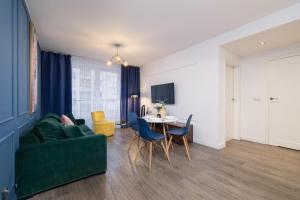 Oleskelutila majoituspaikassa Blue and Green Apartment with Bright Pink Bedroom in Kraków by Renters