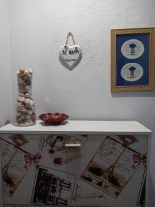 een plank met een bord waarop staat: wees vrolijk bij DOROTHY Apartamento Playa de Gandia con vistas al mar 8 personas in Gandía +31 foto's