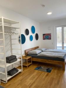 1 dormitorio con cama y estante para libros en Ebelsberger Terrassen, en Linz