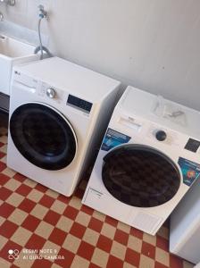Waschmaschine und Trockner nebeneinander in der Unterkunft La maison basque in Sainte-Livrade-sur-Lot