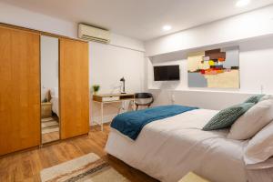 ein Schlafzimmer mit einem Bett und einem Schreibtisch. in der Unterkunft Orange loft en el corazon de Girona in Girona