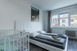 1 dormitorio con cuna y ventana en Lovely Flat Tolmin - Happy Rentals, en Tolmin