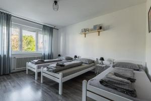 1 dormitorio con 2 camas y ventana en Lovely Flat Tolmin - Happy Rentals, en Tolmin