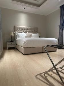 ein Schlafzimmer mit einem großen Bett mit weißen Kissen in der Unterkunft GAZLA in Riad