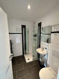 a bathroom with a shower and a toilet and a sink at Apartment in zentraler Lage (mit Arbeitsecke) in Krefeld