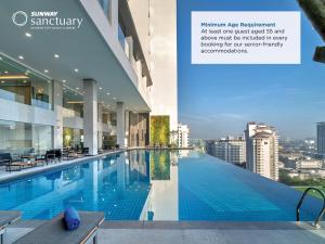 una imagen de una piscina en un edificio en Sunway Sanctuary - Seniors Hotel & Residences, en Subang Jaya