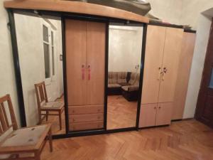 uma sala de estar com uma grande porta de vidro deslizante em Квартира в Баку в тихом дворе em Baku