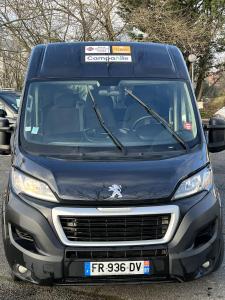 une camionnette bleue garée dans un parking dans l'établissement Campanile Roissy - Aéroport CDG - Le Mesnil Amelot, au Mesnil-Amelot