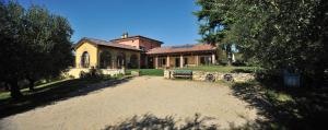 a large house with a driveway in front of it at Agriturismo Spigolo in Avesa