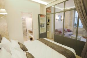 ein Schlafzimmer mit einem Bett und ein Zimmer mit einem Spiegel in der Unterkunft Saint germain cosy in Paris