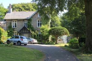 uma casa com dois carros estacionados em frente em st marys mount em Ulverston