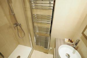 ein Bad mit einer Dusche, einem WC und einem Waschbecken in der Unterkunft Saint germain cosy in Paris