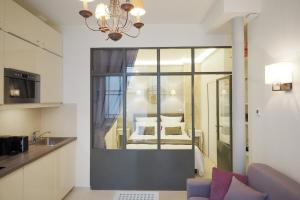 eine Küche mit einem Zimmer mit einem Bett im Fenster in der Unterkunft Saint germain cosy in Paris