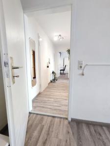 an empty hallway with a wooden floor in an office at Free Parking - 2 Schlafzimmer Apart mit 3 Betten in Pforzheim