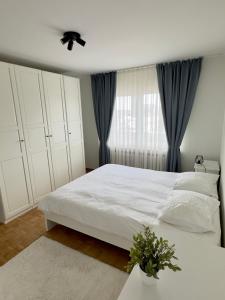 - une chambre avec un lit blanc et une fenêtre dans l'établissement Cosy apartment in Ghent, à Gand
