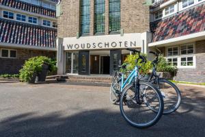 duas bicicletas estacionadas em frente a um edifício em Hotel Woudschoten em Zeist