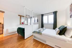 サン・モール・デ・フォッセにあるLe Verdoyant en bord de Marneの白いベッドルーム(ベッド1台、緑の椅子付)
