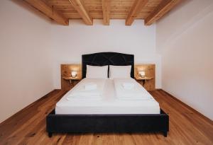 1 cama grande en una habitación con 2 mesas en Alpin Chalet Samer Apt Berghütte, en Sarentino