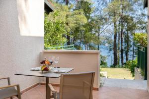 マルマリスにあるLabranda Mares Marmaris Hotelの水辺の景色を望むパティオ(テーブル、椅子付)