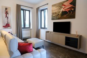 sala de estar con sofá y TV de pantalla plana en Dimora Giulia, en Bari