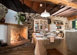 comedor con mesa y chimenea en A Casa dos Avós - Vilariño - A Coruña, en Vilariño