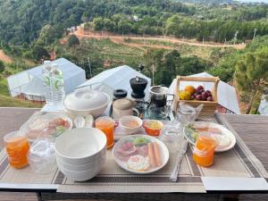 Green bus view inside hills khaokho في كاو كو: طاولة نزهة مع صينية من الطعام والمشروبات +13 صورة