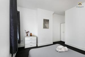 Säng eller sängar i ett rum på OnPoint - Spacious 4 Bed House