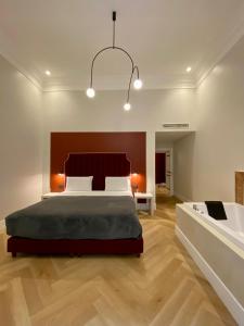 ナポリにあるRelais Della Portaのベッドルーム(大型ベッド1台付)、バスルームが備わります。