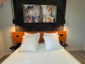 Voodi või voodid majutusasutuse Logis Hôtel Au Vieux Morvan "récemment rénové", au cœur de la Bourgogne, Piscine & Spa toas