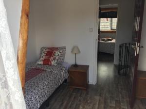 ein Schlafzimmer mit einem Bett und einem Tisch mit einer Lampe in der Unterkunft Holiday in Spakenburg Groof in Spakenburg