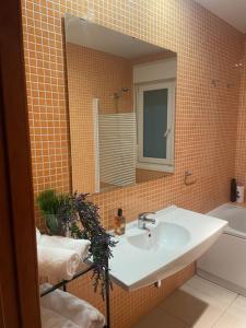 bagno con lavandino e specchio di CALLE MARINA a Huelva