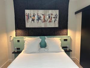 Voodi või voodid majutusasutuse Logis Hôtel Au Vieux Morvan "récemment rénové", au cœur de la Bourgogne, Piscine & Spa toas