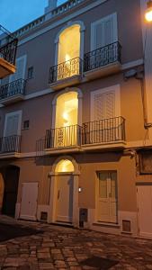 un gran edificio con ventanas y balcones en una calle en Palazzo Ferilli Alfonso, en Ruffano