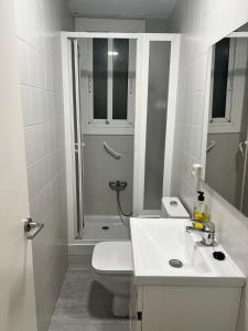 uma casa de banho com um chuveiro, um WC e um lavatório. em Precioso apartamento en Premià de Dalt em Premia de Dalt