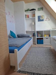 een slaapkamer met een bed en een boekenplank bij Albatros in Travemünde