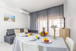 uma sala de jantar com uma mesa com fruta em Casa Morango - Senhora da Rocha, Algarve em Porches