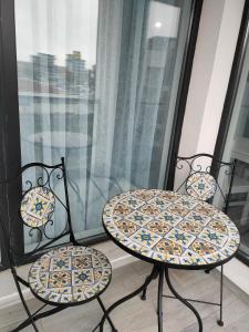 un tavolo e due sedie su un balcone di Summer Smile by Euxin Accomodations a Năvodari